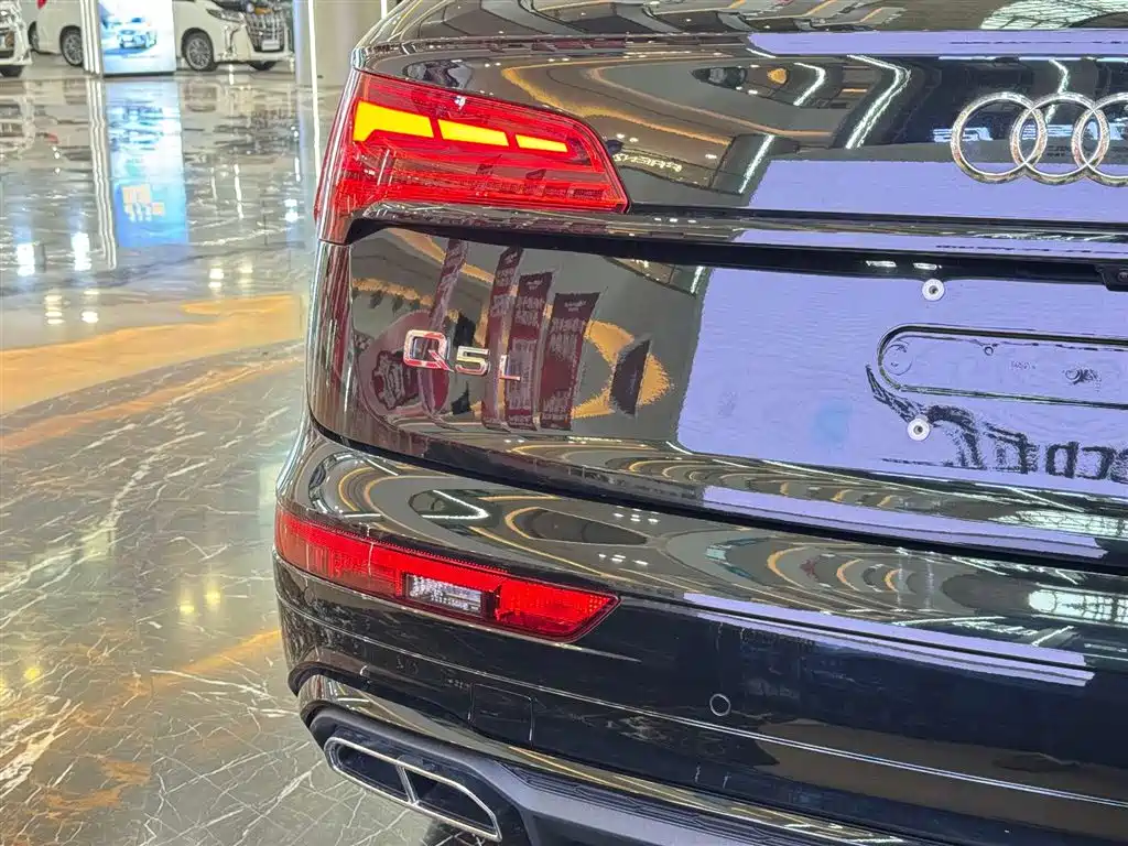 Audi Q5L 2025 45th Anniversary Collector's Edition 45 TFSI Luxurious and Dynamic купить на сайте DeffCars