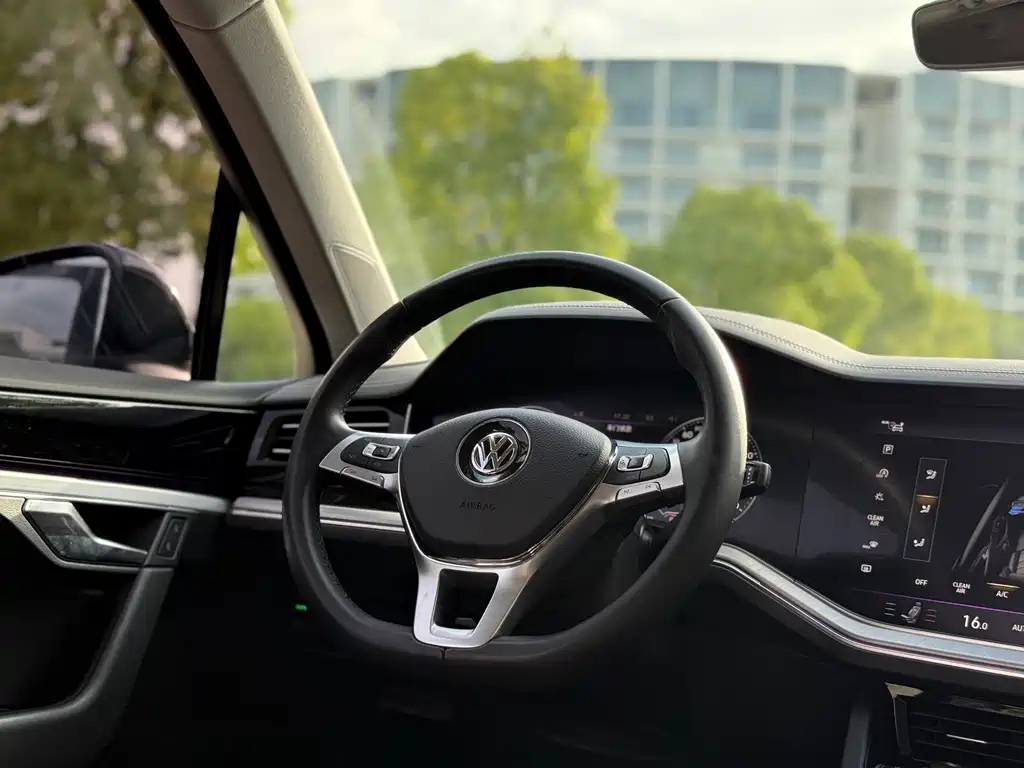 Touareg 2019 2.0TSI Sharp Wing Edition National VI купить на сайте DeffCars