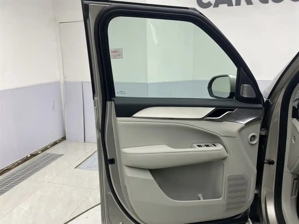 Volvo EM90 2025 Ultra six-seater купить на сайте DeffCars