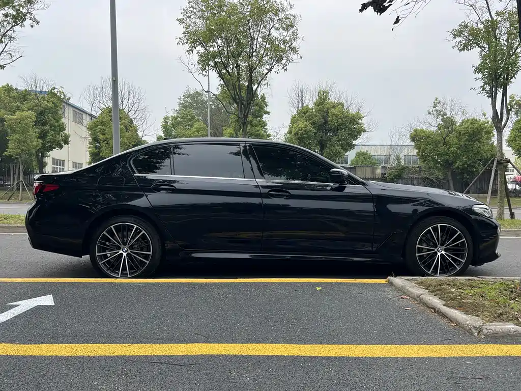 BMW 5 Series 2023 530Li Leading M Sports Package купить на сайте DeffCars