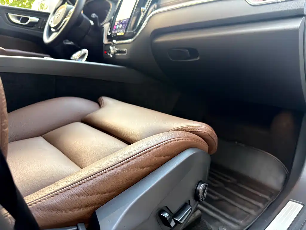 Volvo XC60 2023 B5 four-wheel drive Zhiyuan Deluxe Edition купить на сайте DeffCars