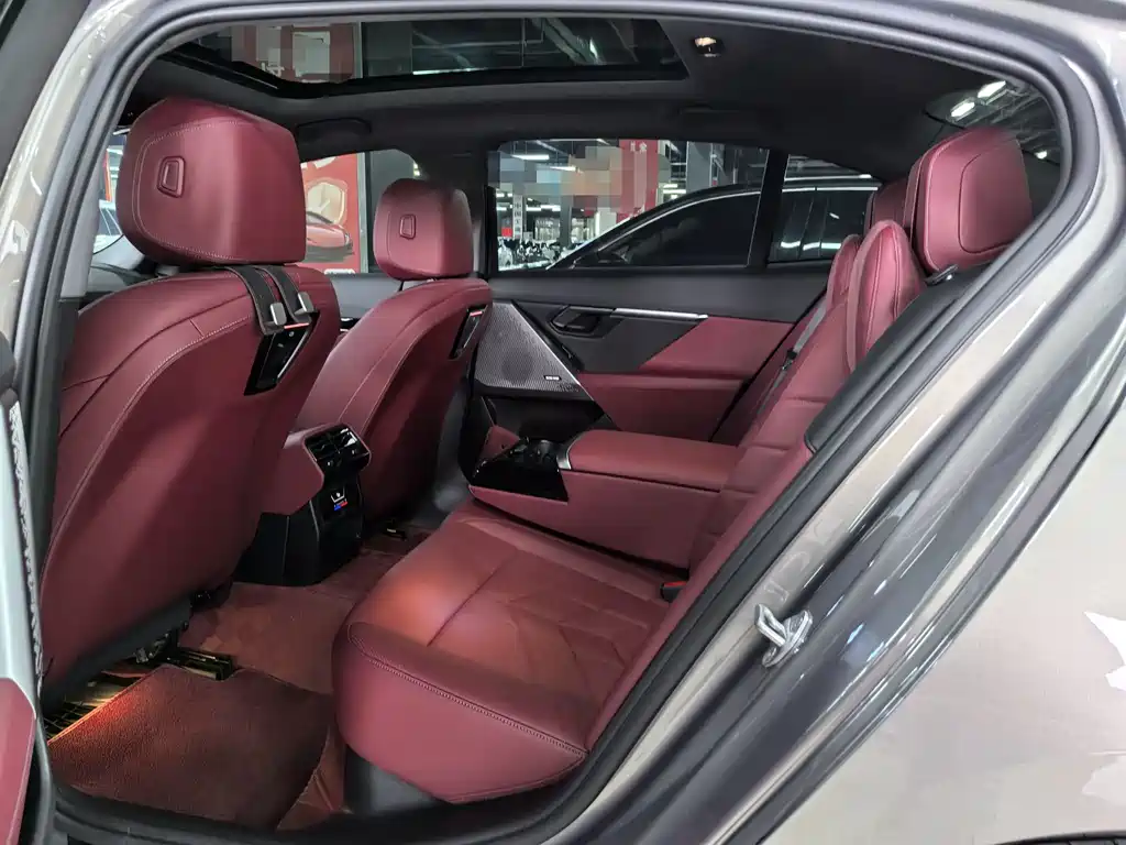BMW 5 Series 2025 530Li Leading M Sports Package купить на сайте DeffCars