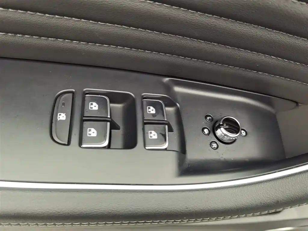 Hongqi HS5 2022 facelift 2.0T Zhilian Flagship Edition купить на сайте DeffCars