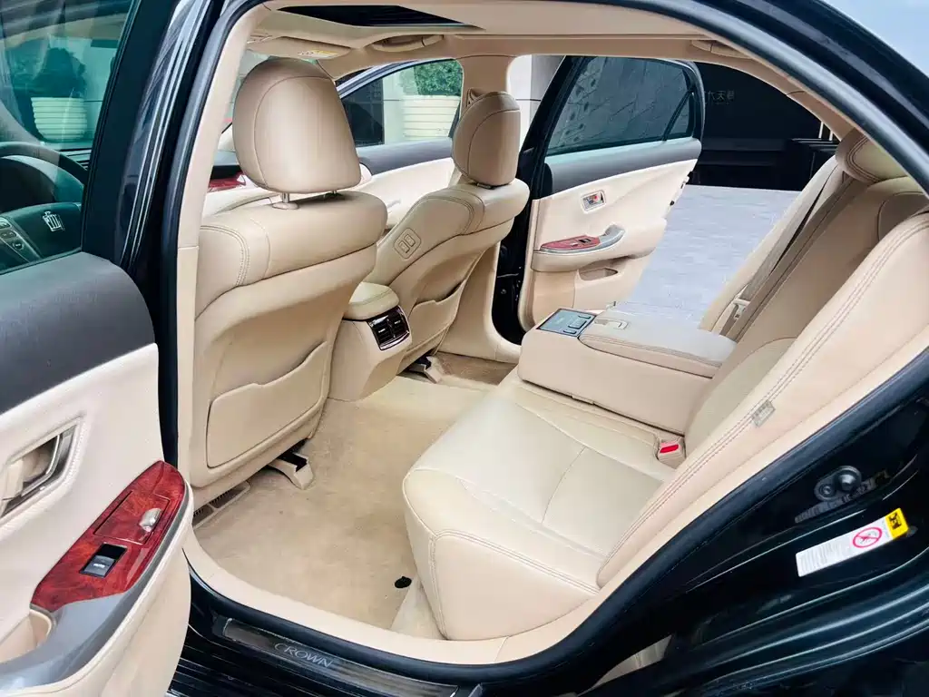 Crown 2012 2.5L Royal Leather Edition купить на сайте DeffCars