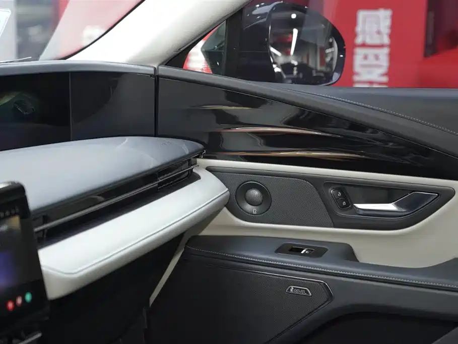 Voyager 2023 2.0T four-wheel drive Zunrui version купить на сайте DeffCars