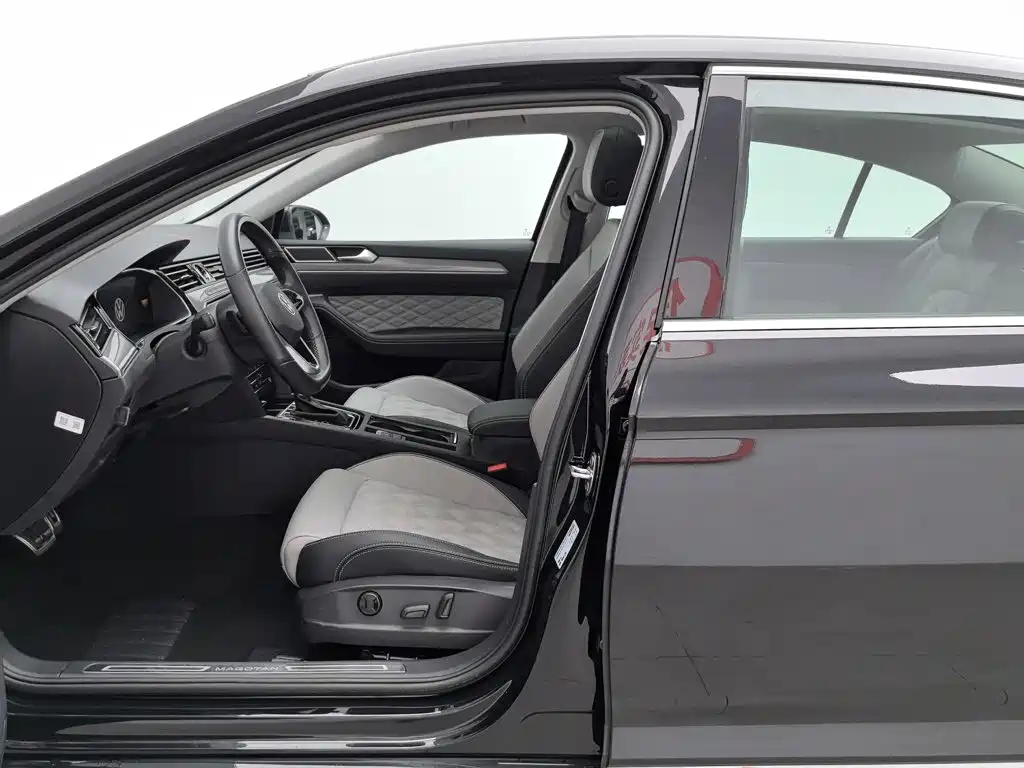 Magotan 2023 2 million commemorative edition 330TSI DSG leading model купить на сайте DeffCars