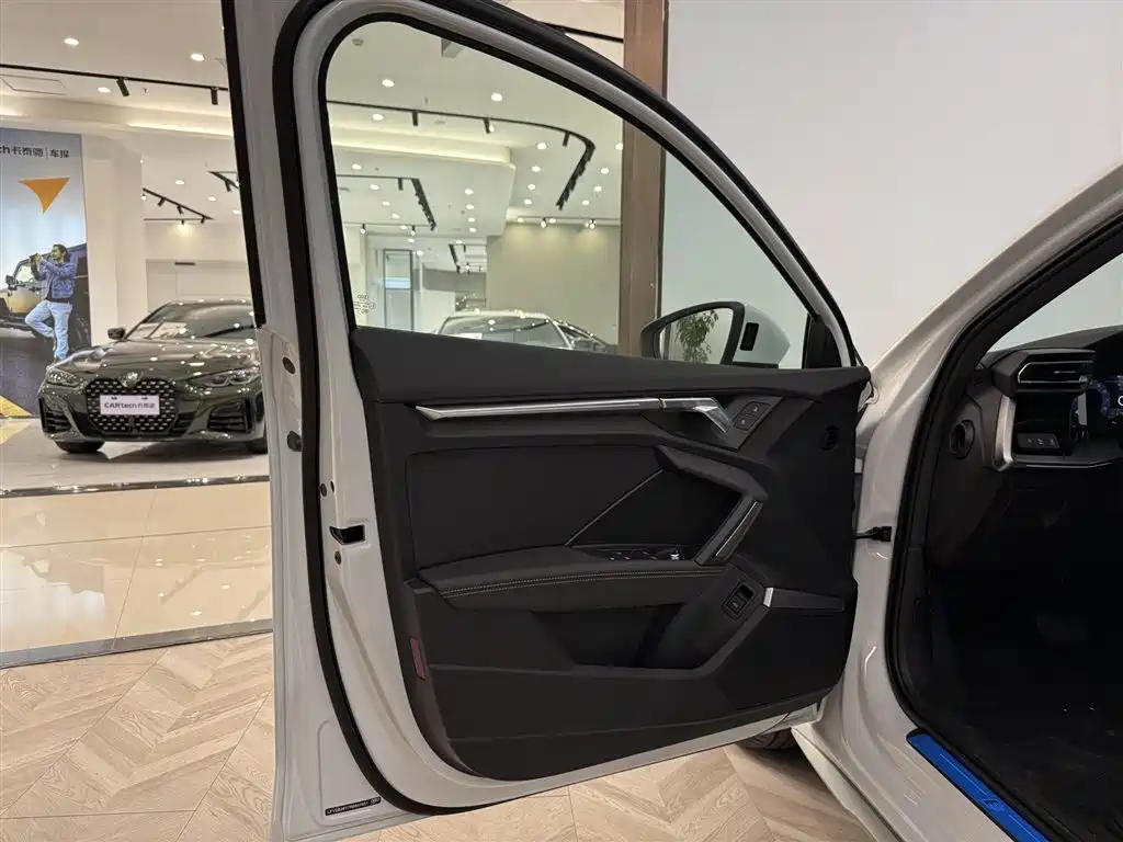 Audi A3 2025 Sportback 35TFSI Flying Spur Exclusive Model купить на сайте DeffCars