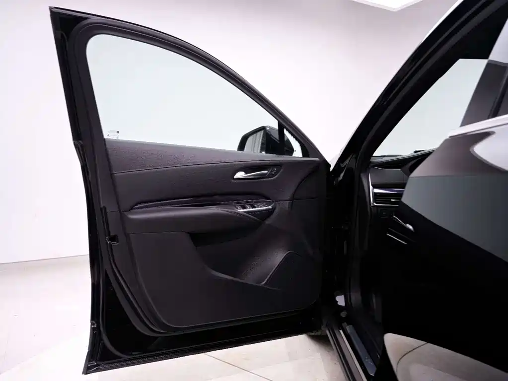 Cadillac XT4 2022 28T two-wheel drive fashion model купить на сайте DeffCars