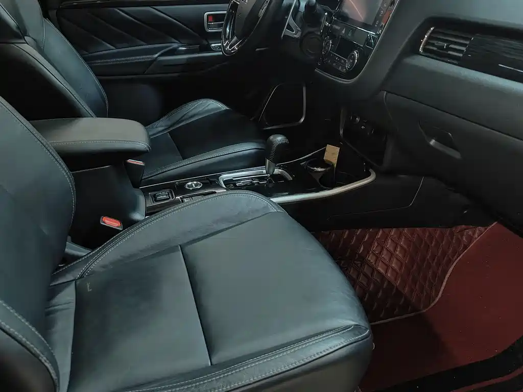 Outlander 2019 2.4L four-wheel drive exclusive version, 5 seats, National VI купить на сайте DeffCars