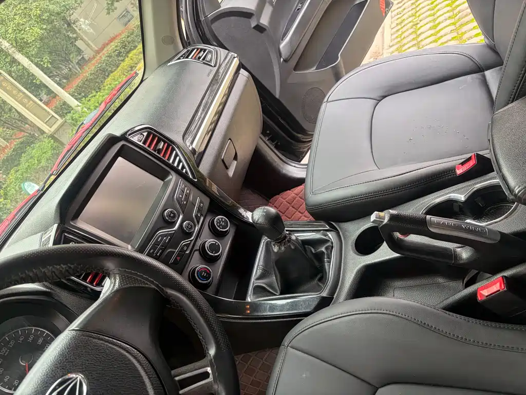 Landwind X8 2017 2.0T gasoline 4X2 luxury model купить на сайте DeffCars