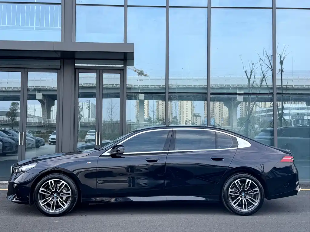 BMW 5 Series 2024 530Li Leading M Sports Package купить на сайте DeffCars