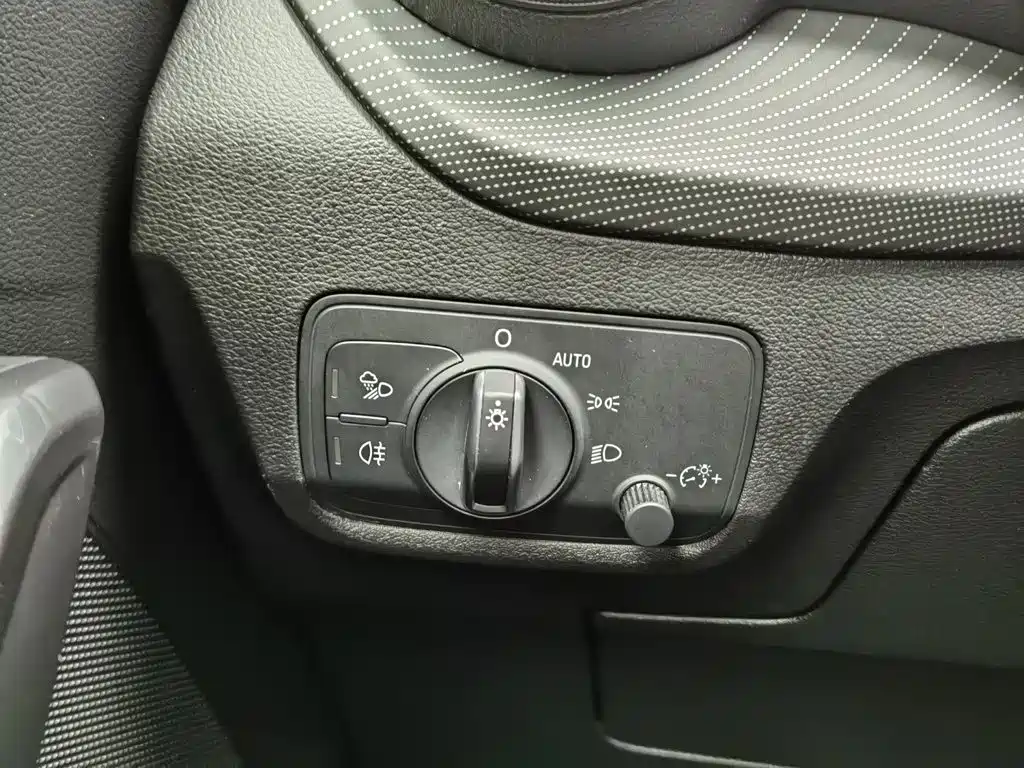 Audi Q2L 2018 35 TFSI Launch Exclusive Edition Country VI купить на сайте DeffCars