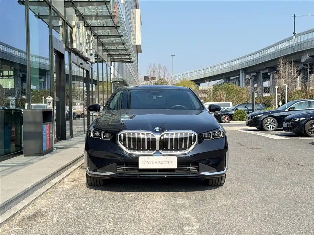 BMW 5 Series 2024 530Li Leading Luxury Package купить на сайте DeffCars