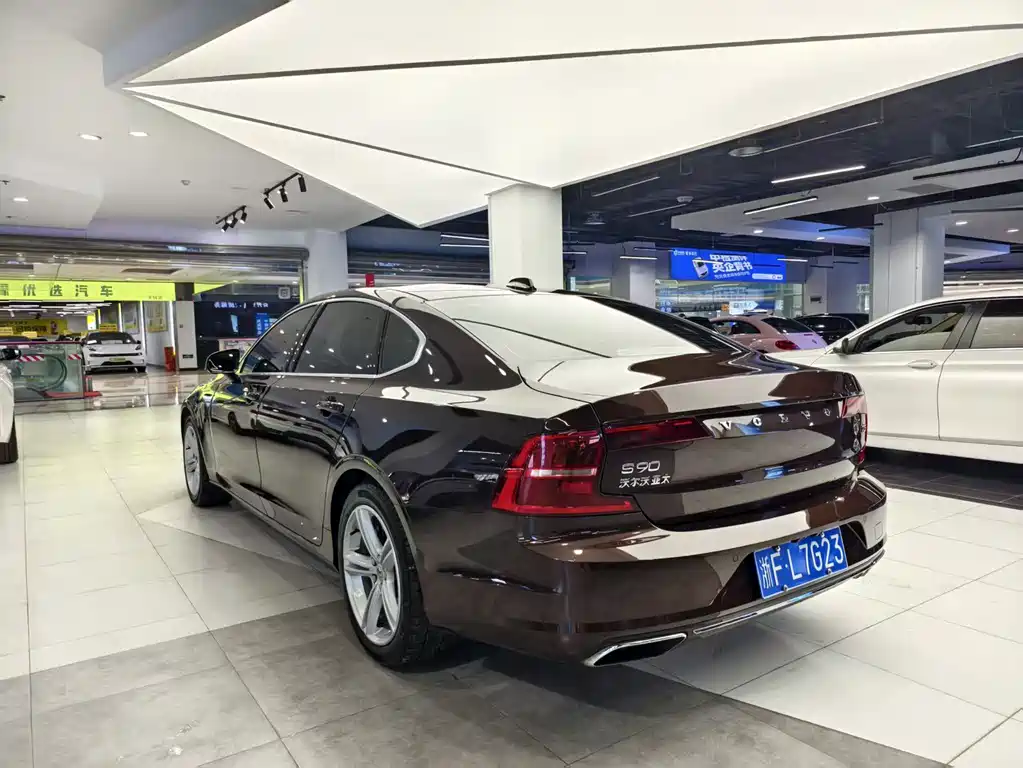 Volvo S90 2018 T4 Zhiyuan Edition купить на сайте DeffCars