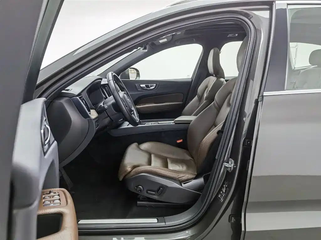 Volvo XC60 2021 T5 four-wheel drive Zhiyuan Deluxe Edition купить на сайте DeffCars