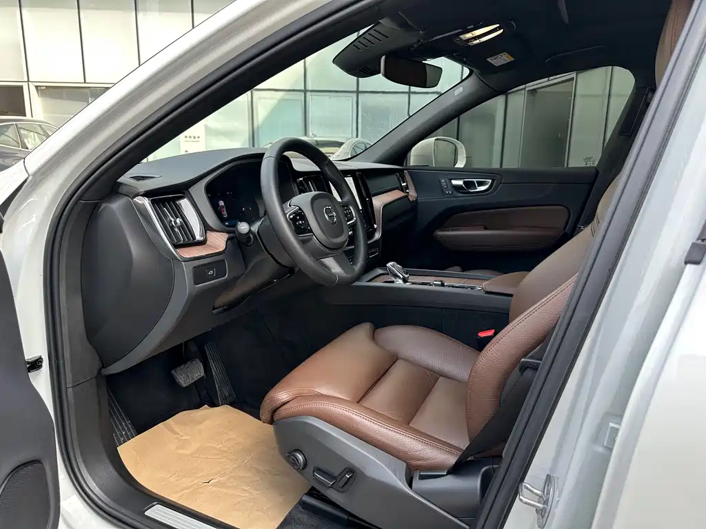 Volvo XC60 2024 B5 four-wheel drive Zhiyuan Deluxe Edition купить на сайте DeffCars