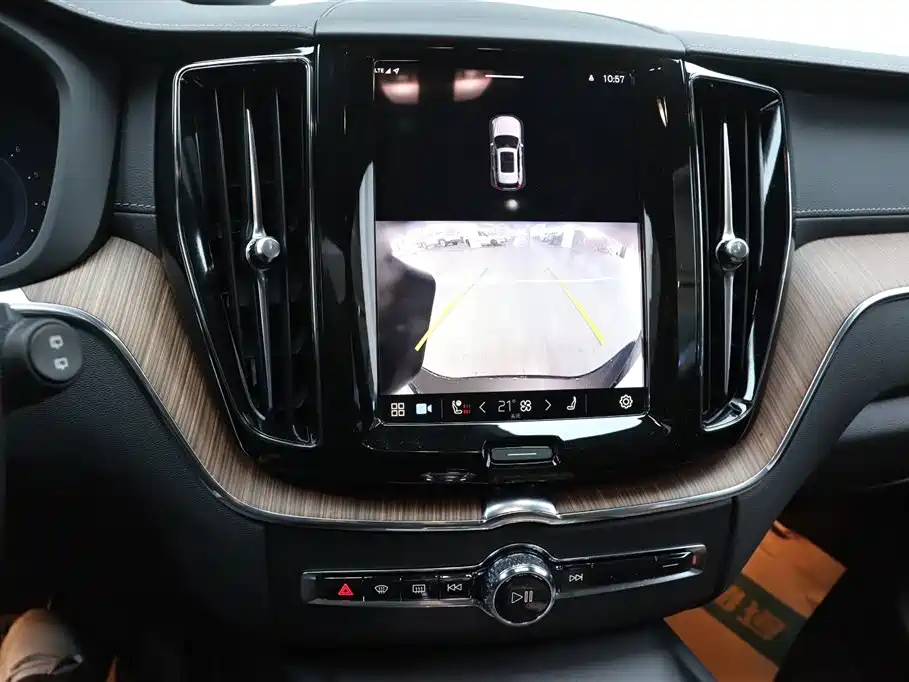 Volvo XC60 2025 B5 four-wheel drive Zhiyuan luxury version купить на сайте DeffCars