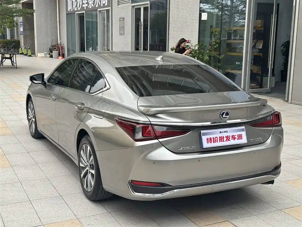 Lexus ES 2020 300h Excellence Edition купить на сайте DeffCars