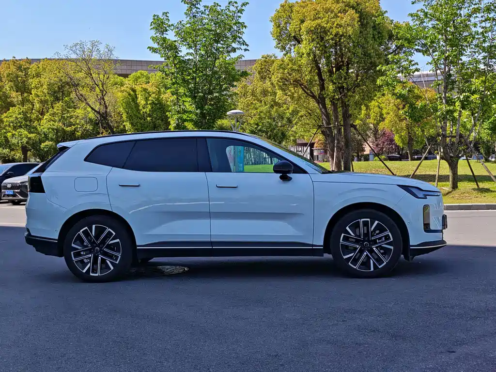 Volvo XC70 Plug-in Hybrid 2026 Four-wheel Drive Super Long Range Plus купить на сайте DeffCars