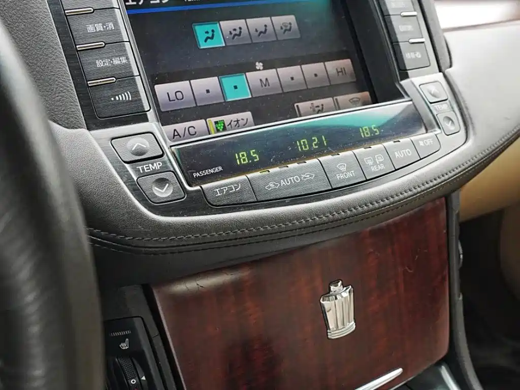Crown 2010 3.0L Royal Leather Edition купить на сайте DeffCars