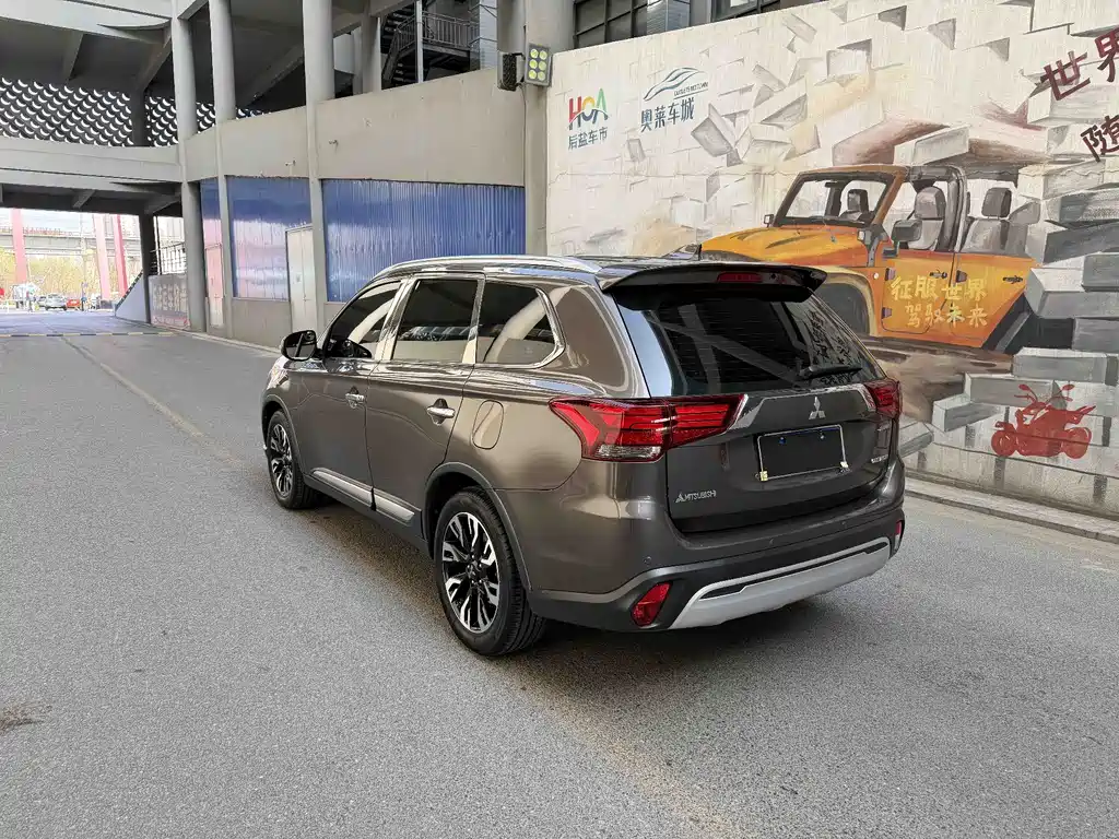 Outlander 2019 2.4L four-wheel drive exclusive version, 5 seats, National VI купить на сайте DeffCars