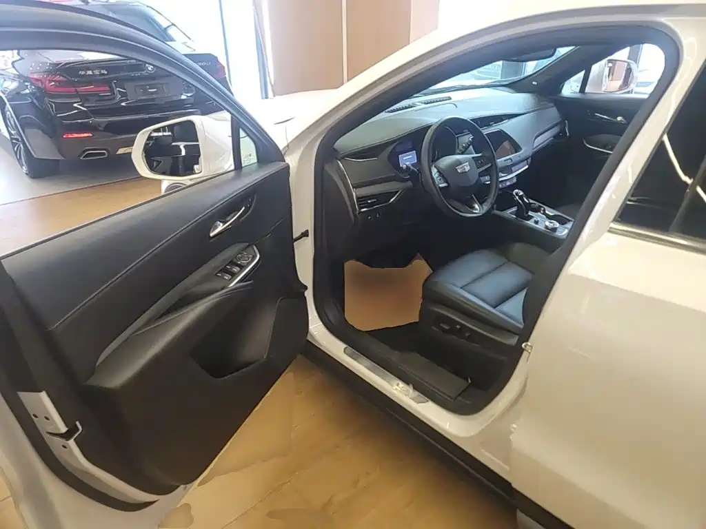 Cadillac XT4 2021 28T two-wheel drive leading model купить на сайте DeffCars