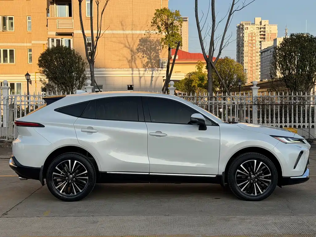 Vesa 2022 2.0L CVT two-wheel drive premium version купить на сайте DeffCars