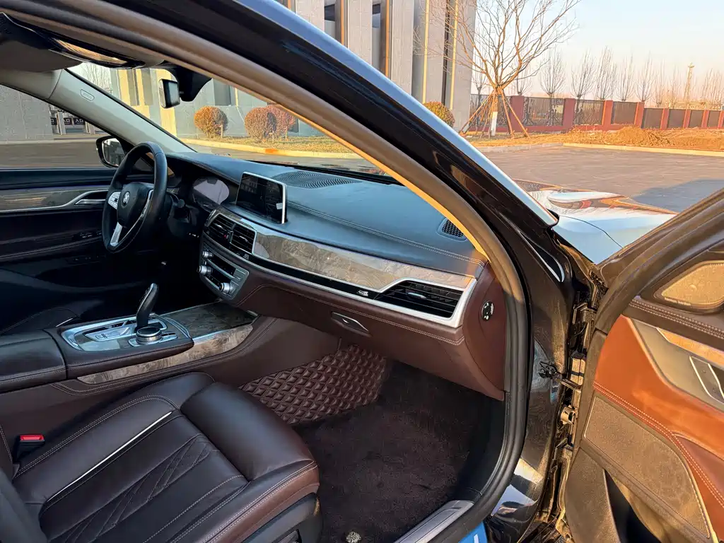 BMW 7 Series 2021 740Li Leading Luxury Package купить на сайте DeffCars