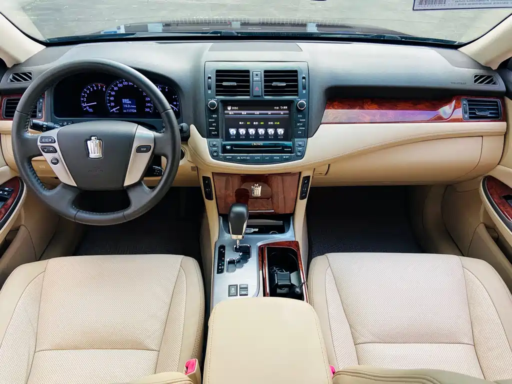 Crown 2012 2.5L Royal Leather Edition купить на сайте DeffCars
