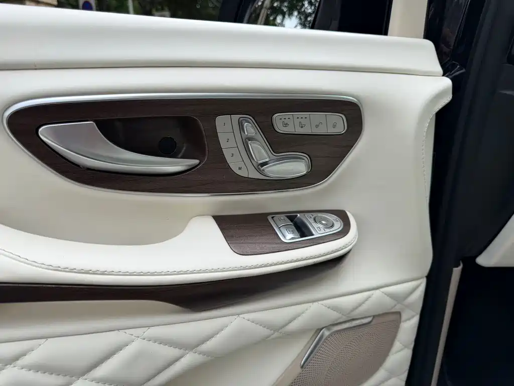 Mercedes-Benz V-Class 2022 V 260 L Long Wheelbase Premium Edition купить на сайте DeffCars