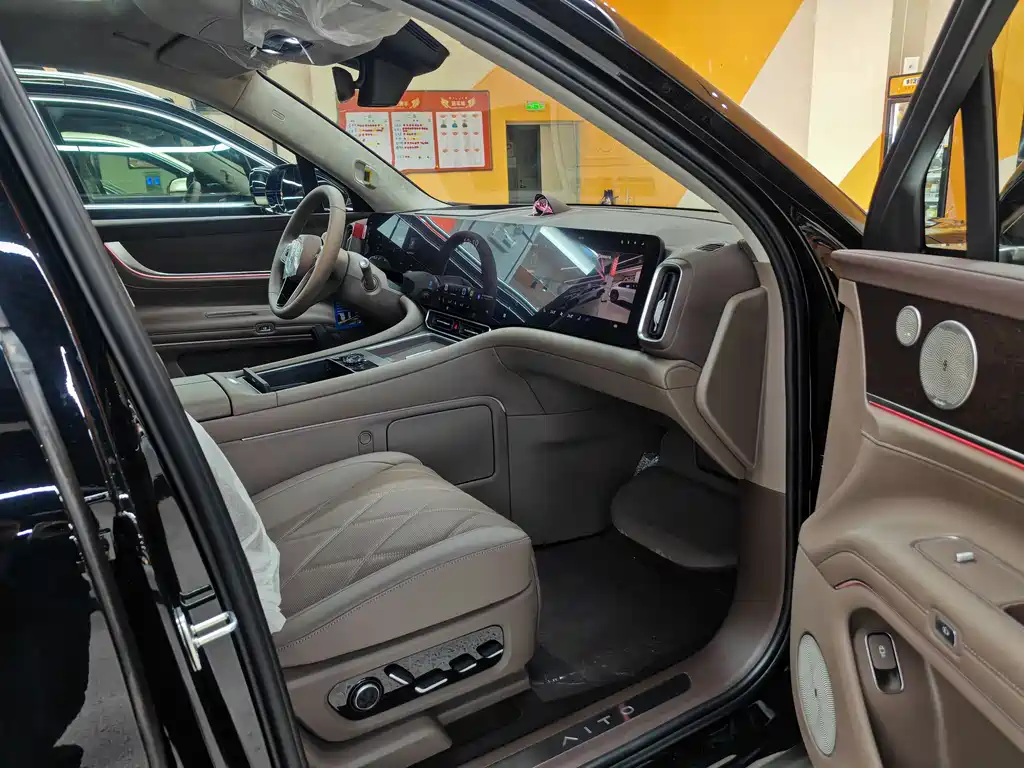 Wenjie M9 2025 extended range Ultra version 52kWh 6-seater version (192-line lidar) купить на сайте DeffCars