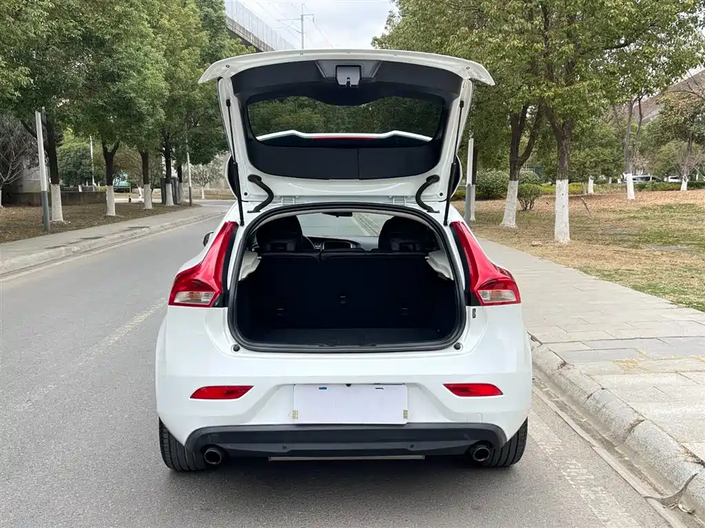 Volvo V40 2016 T3 Zhiya Edition купить на сайте DeffCars