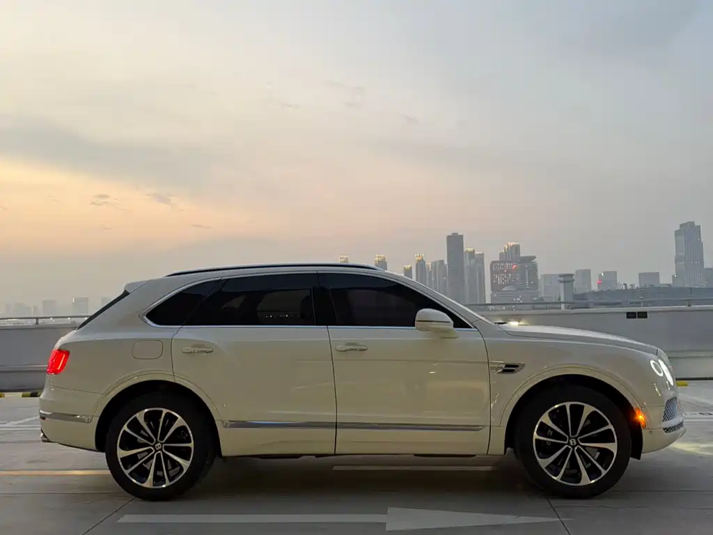 Bentayga 2018 4.0T V8 купить на сайте DeffCars