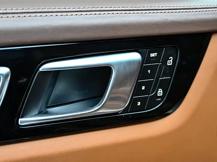 Cayenne New Energy 2023 Cayenne E-Hybrid 2.0T Platinum Edition купить на сайте DeffCars