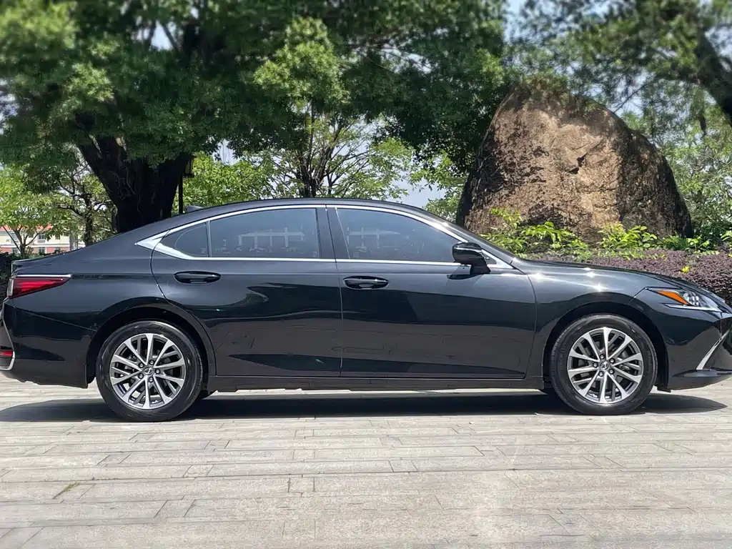 Lexus ES 2023 200 Excellence Edition купить на сайте DeffCars