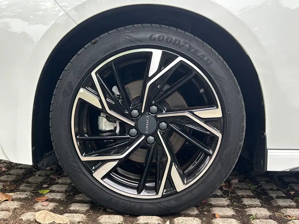 Lynk & Co 03 2023 1.5TD DCT Pro купить на сайте DeffCars