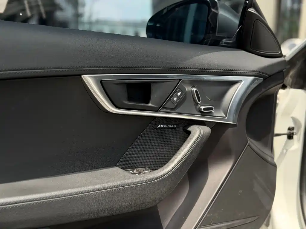 Jaguar F-TYPE 2019 2.0T hardtop version купить на сайте DeffCars
