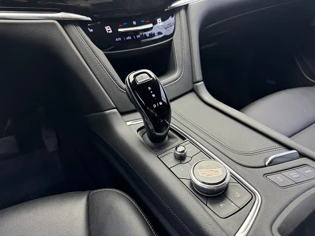 Cadillac XT6 2022 2.0T seven-seat two-wheel drive luxury model купить на сайте DeffCars