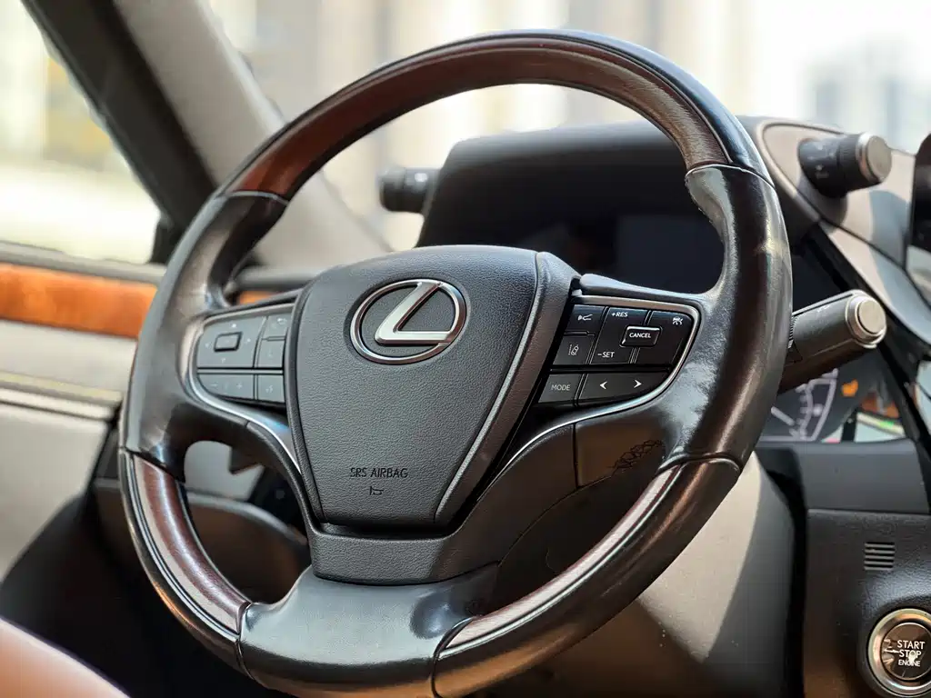 Lexus ES 2022 200 Deluxe Edition купить на сайте DeffCars