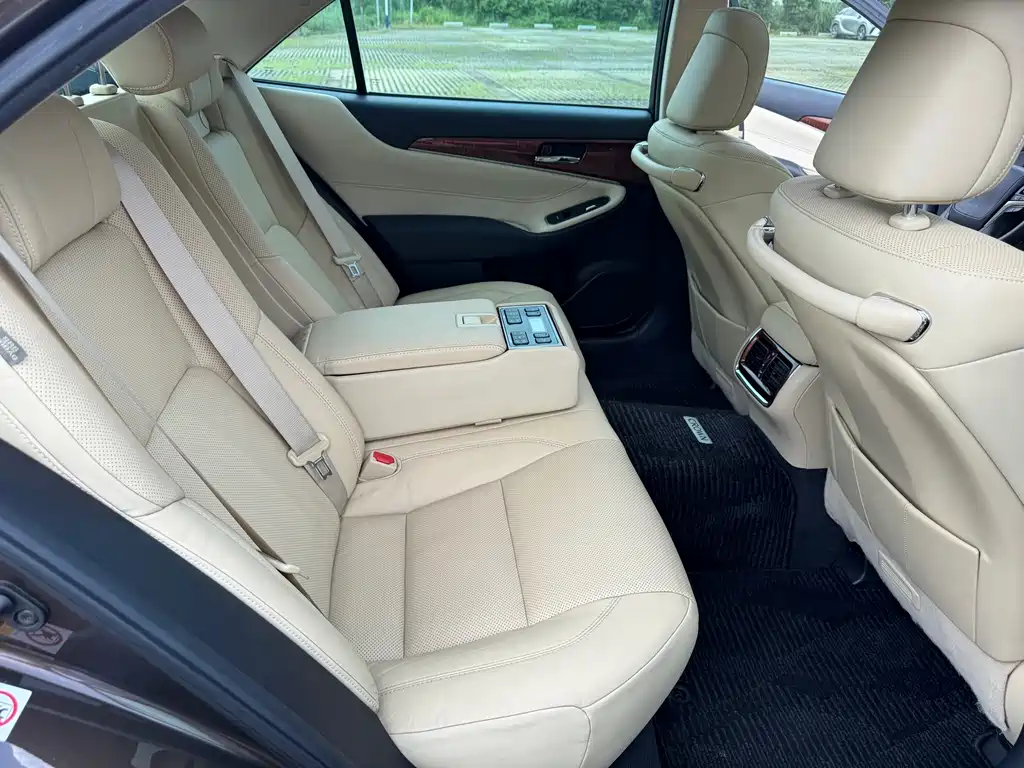 Crown 2015 2.0T Exclusive Edition купить на сайте DeffCars