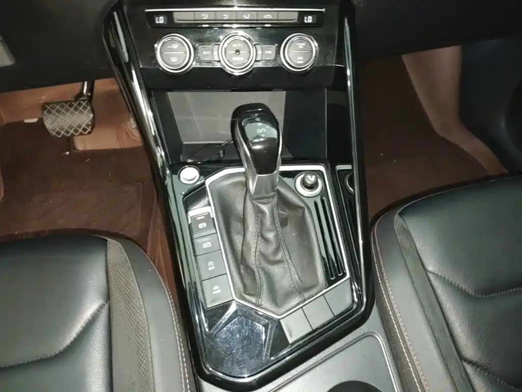 TYRON 2019 330TSI two-wheel drive luxury model, National VI купить на сайте DeffCars