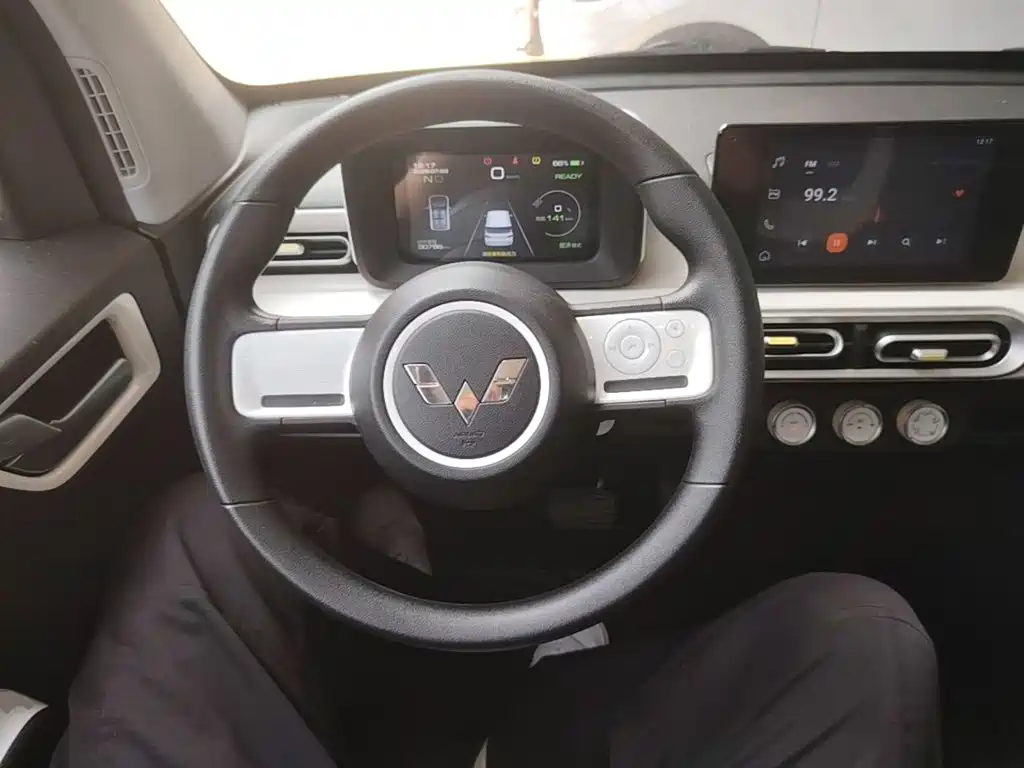 Hongguang MINIEV 2024 third generation 215km advanced version купить на сайте DeffCars
