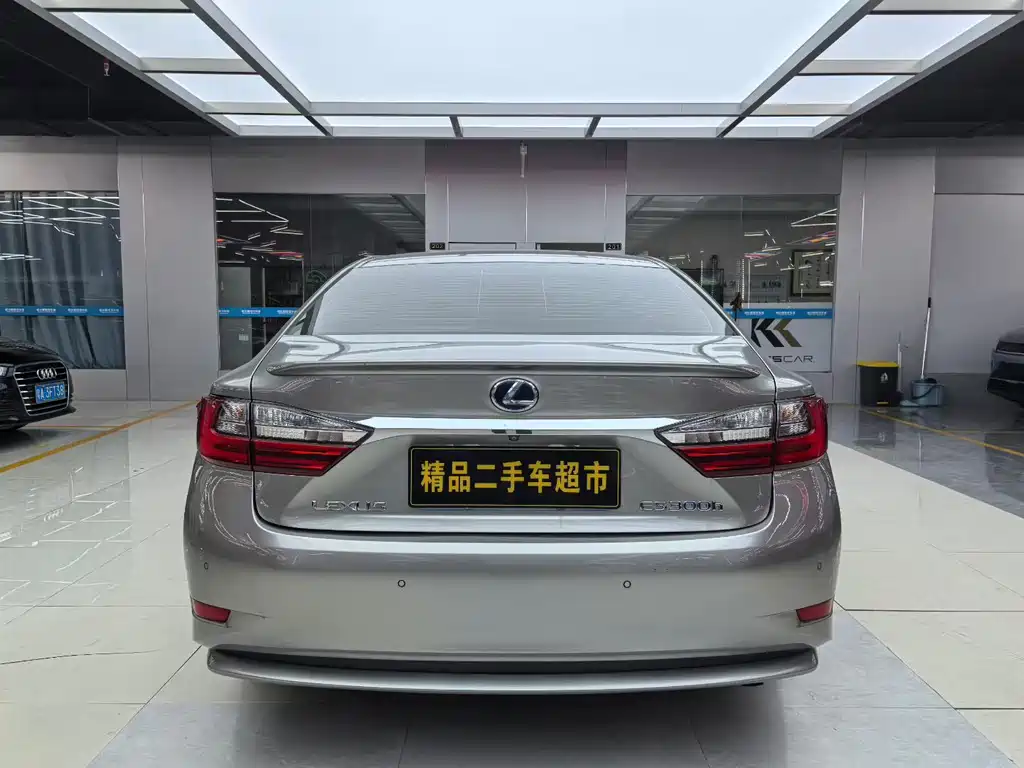 Lexus ES 2015 300h Deluxe Edition купить на сайте DeffCars