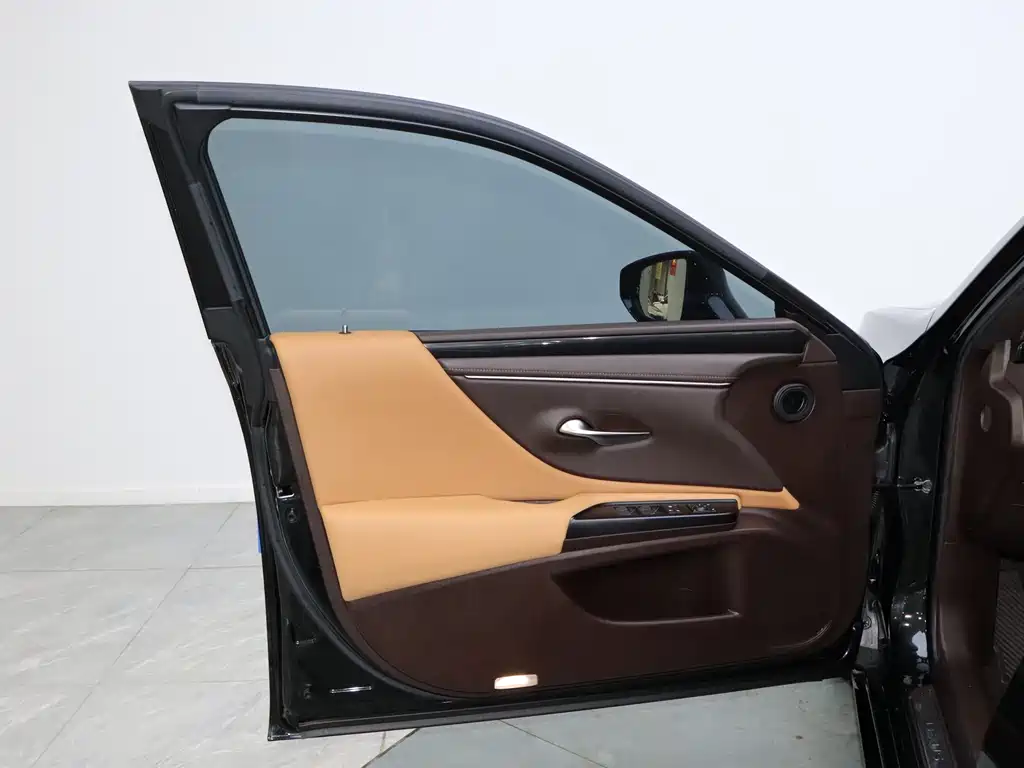 Lexus ES 2018 200 Excellence Edition National VI купить на сайте DeffCars