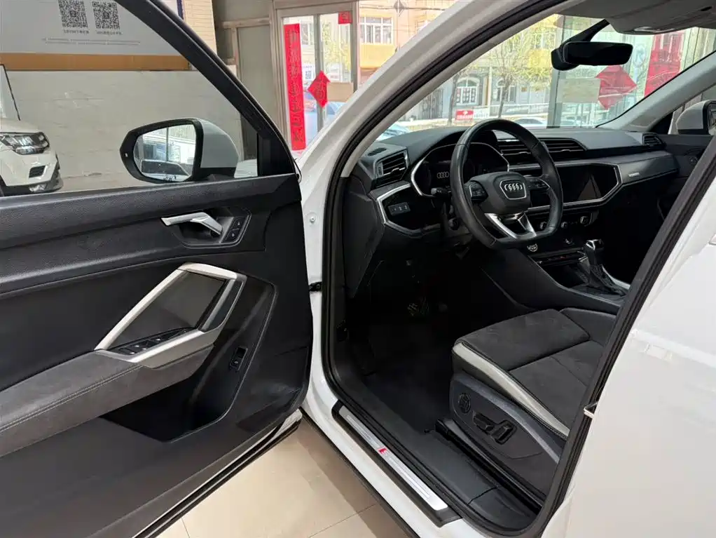 Audi Q3 2023 35 TFSI Fashionable and Dynamic (1.4T) купить на сайте DeffCars