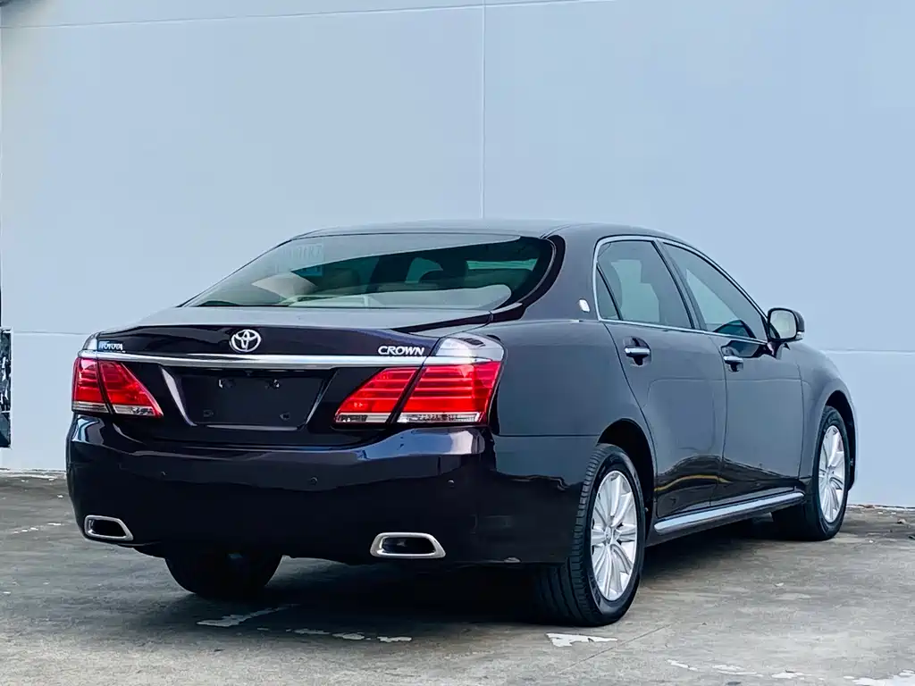 Crown 2012 2.5L Royal Leather Edition купить на сайте DeffCars