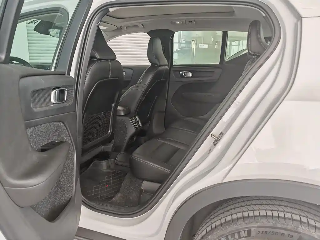 Volvo XC40 2025 B4 four-wheel drive Zhiyuan luxury version купить на сайте DeffCars