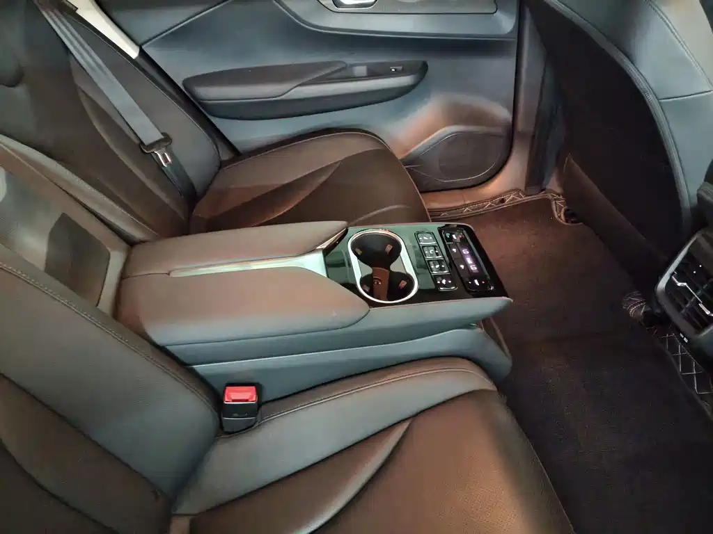 Hongqi E-QM5 2021 Charging Flagship Edition купить на сайте DeffCars