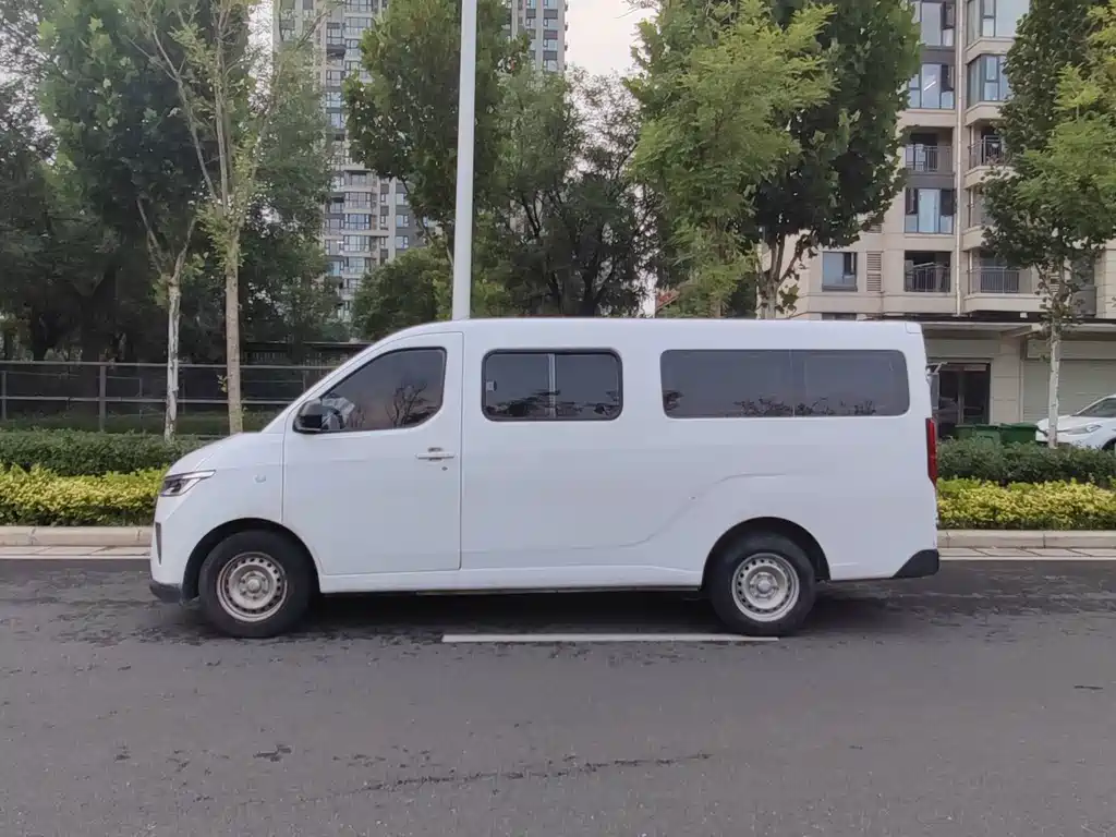 Yangguang 2024 300km Comfort Bus Version 60kW купить на сайте DeffCars