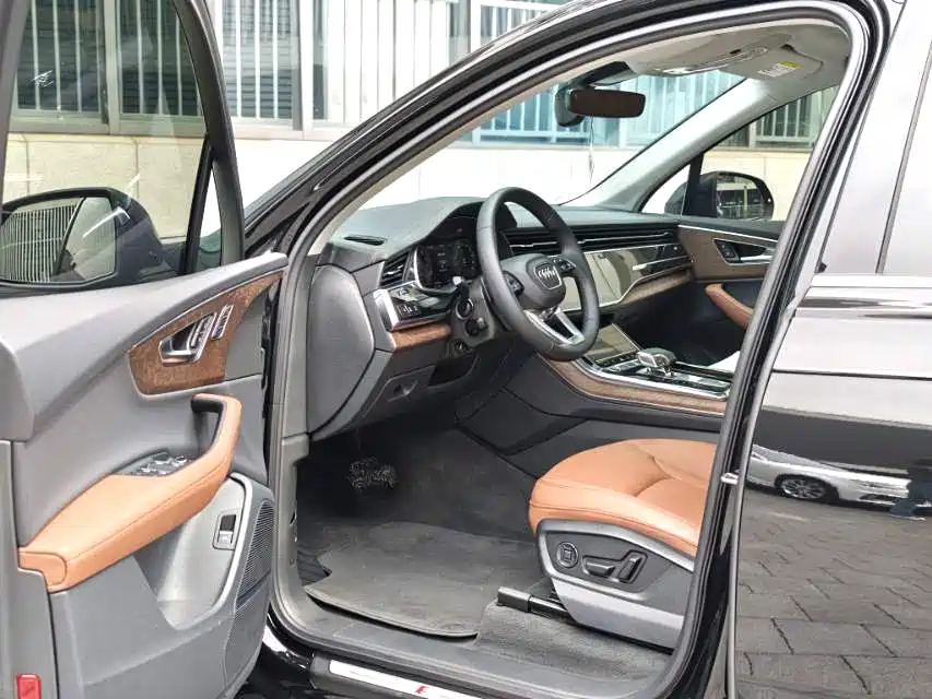 Audi Q7 2023 55 TFSI quattro S line sports version купить на сайте DeffCars